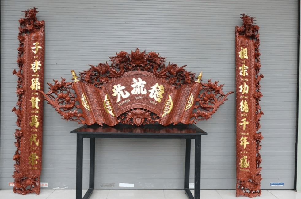 Cuốn thư câu đối gỗ là vật phẩm trang trí cho gian thờ thêm phần sang trọng và linh thiêng. Nhìn vào bộ cuốn thư gỗ với mẫu mã, hoa văn tỉ mỉ, tinh tế ta thấy được vẻ đẹp hoài cổ như gian thờ thời xưa của ông cha ta. Bộ cuốn thư câu đối bằng gỗ thể hiện được gia phong của gia đình, dòng tộc, mang chuẩn mực, lối sống của người Việt ta.